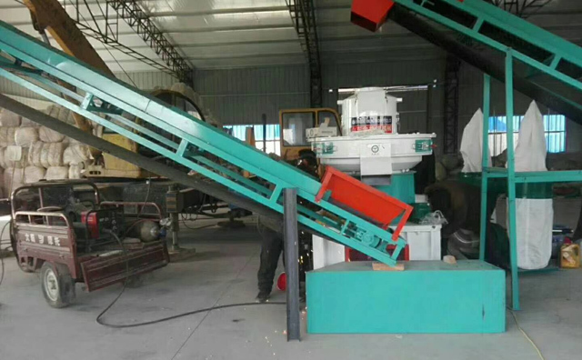 玉米秸稈顆粒機(jī)生產(chǎn)線客戶使用現(xiàn)場 玉米秸稈顆粒機(jī)生產(chǎn)線客戶使用現(xiàn)場