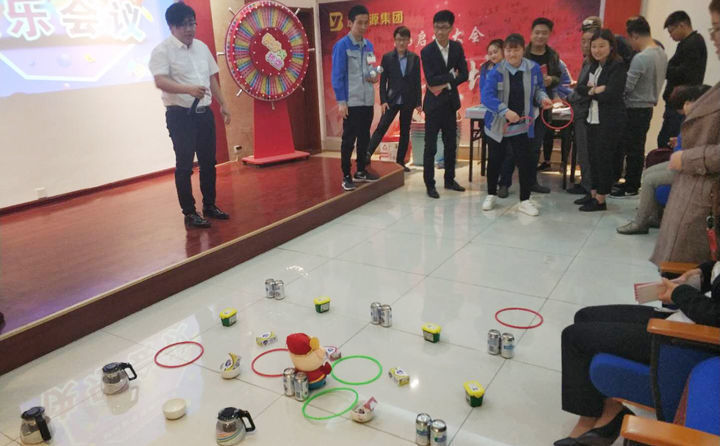 多么開心的快樂會(huì)議員工們的套圈領(lǐng)獎(jiǎng)品 多么開心的快樂會(huì)議員工們的套圈領(lǐng)獎(jiǎng)品