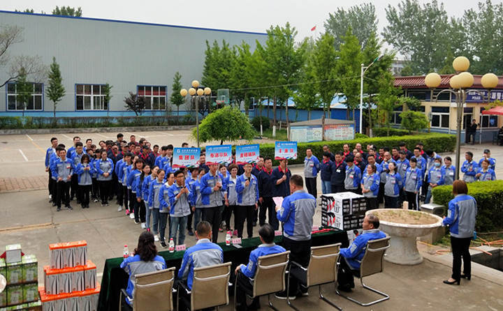 開幕式上,精神抖擻、英姿颯爽的代表隊邁著矯健的步伐走入賽場 開幕式上,精神抖擻、英姿颯爽的代表隊邁著矯健的步伐走入賽場