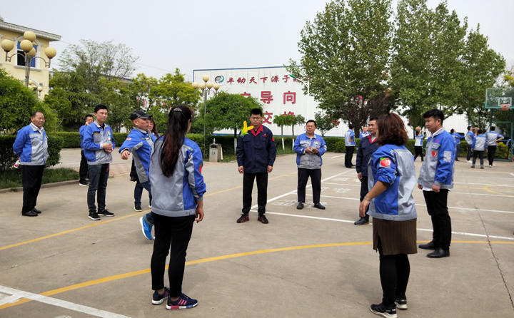 踢毽子比賽讓我們見識到團結協作、堅持不懈的運動精神,各隊在場上展開激烈比拼,隊員們沉著應戰、默契配合、快速傳遞 踢毽子比賽讓我們見識到團結協作、堅持不懈的運動精神,各隊在場上展開激烈比拼,隊員們沉著應戰、默契配合、快速傳遞