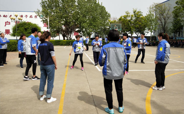 踢毽子比賽讓我們見識到團結協作、堅持不懈的運動精神,各隊在場上展開激烈比拼,隊員們沉著應戰、默契配合、快速傳遞 踢毽子比賽讓我們見識到團結協作、堅持不懈的運動精神,各隊在場上展開激烈比拼,隊員們沉著應戰、默契配合、快速傳遞