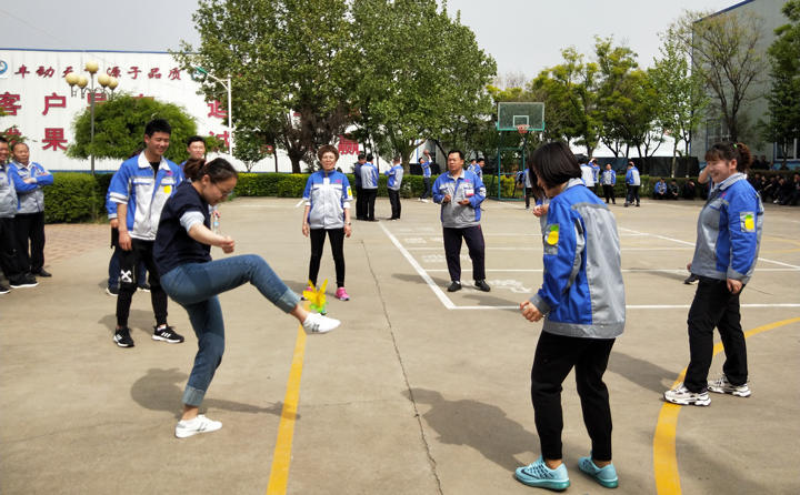 踢毽子比賽讓我們見識到團結協作、堅持不懈的運動精神,各隊在場上展開激烈比拼,隊員們沉著應戰、默契配合、快速傳遞 踢毽子比賽讓我們見識到團結協作、堅持不懈的運動精神,各隊在場上展開激烈比拼,隊員們沉著應戰、默契配合、快速傳遞