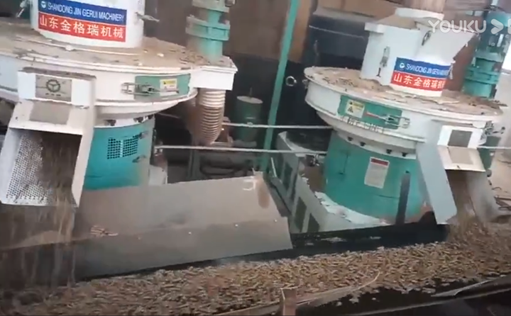 秸稈制粒機(jī)現(xiàn)場工作中 秸稈制粒機(jī)現(xiàn)場工作中