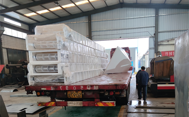 顆粒機加工車間裝貨中