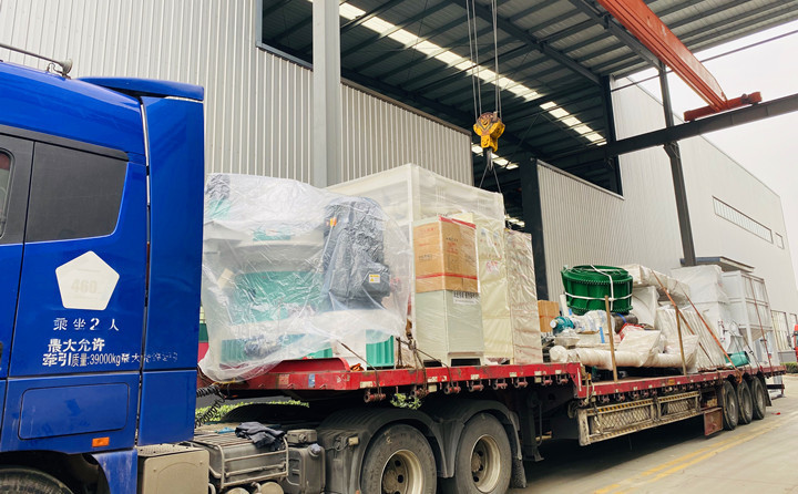 秸稈顆粒機(jī)已裝車(chē)