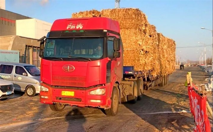 哈爾濱方正縣一家生物質發電公司門前,運送秸稈進廠的車輛排成了隊 哈爾濱方正縣一家生物質發電公司門前,運送秸稈進廠的車輛排成了隊