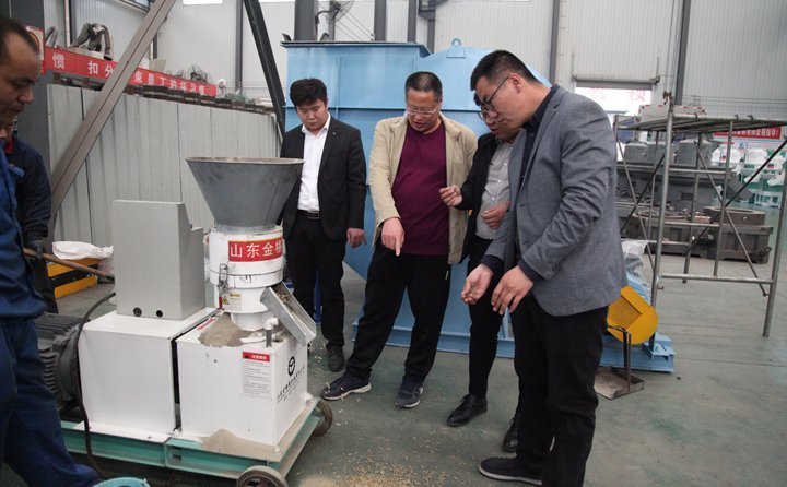 威海老總對(duì)秸稈顆粒機(jī)設(shè)備的詳細(xì)了解 威海老總對(duì)秸稈顆粒機(jī)設(shè)備的詳細(xì)了解