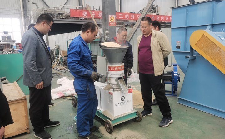 農(nóng)作物秸稈顆粒機(jī)試機(jī)現(xiàn)場(chǎng) 農(nóng)作物秸稈顆粒機(jī)試機(jī)現(xiàn)場(chǎng)