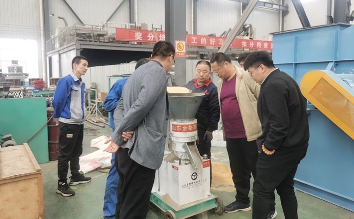 添加原料玉米面和草料混合 添加原料玉米面和草料混合