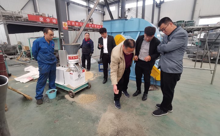 威海老總查看飼料顆粒質(zhì)量 威海老總查看飼料顆粒質(zhì)量