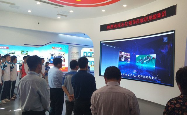 董事長景奉國先生引領老師和同學們參觀了黨群服務中心