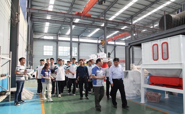 景董帶領老師和同學們參觀了顆粒機展廳及生產車間