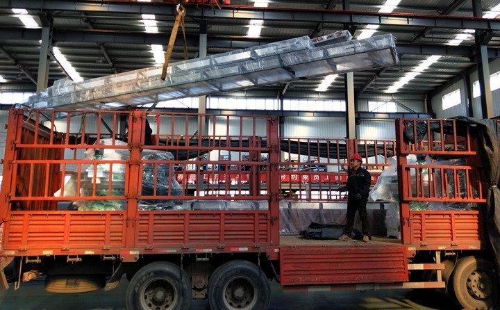 2臺660型號玉米秸稈顆粒機+生物質取暖爐發往河南