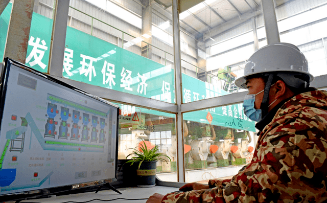 淮南市壽縣一家顆粒廠工人正在操控秸稈顆粒機械設備加工秸稈,生產生物燃料 淮南市壽縣一家顆粒廠工人正在操控秸稈顆粒機械設備加工秸稈,生產生物燃料