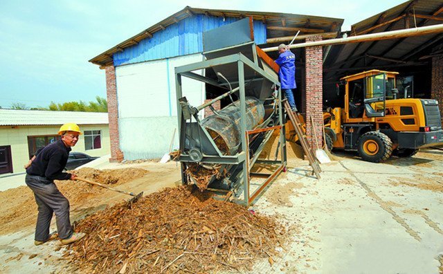 4月2日,湖南雨湖區(qū)鶴嶺鎮(zhèn)向陽村村民在家門口新建的秸稈顆粒機(jī)械設(shè)備生產(chǎn)線處理秸稈作業(yè)。這一項(xiàng)目既解決了秸稈處理難題,還為村集體和村民帶來不菲的經(jīng)濟(jì)效益。 4月2日,湖南雨湖區(qū)鶴嶺鎮(zhèn)向陽村村民在家門口新建的秸稈顆粒機(jī)械設(shè)備生產(chǎn)線處理秸稈作業(yè)。這一項(xiàng)目既解決了秸稈處理難題,還為村集體和村民帶來不菲的經(jīng)濟(jì)效益。